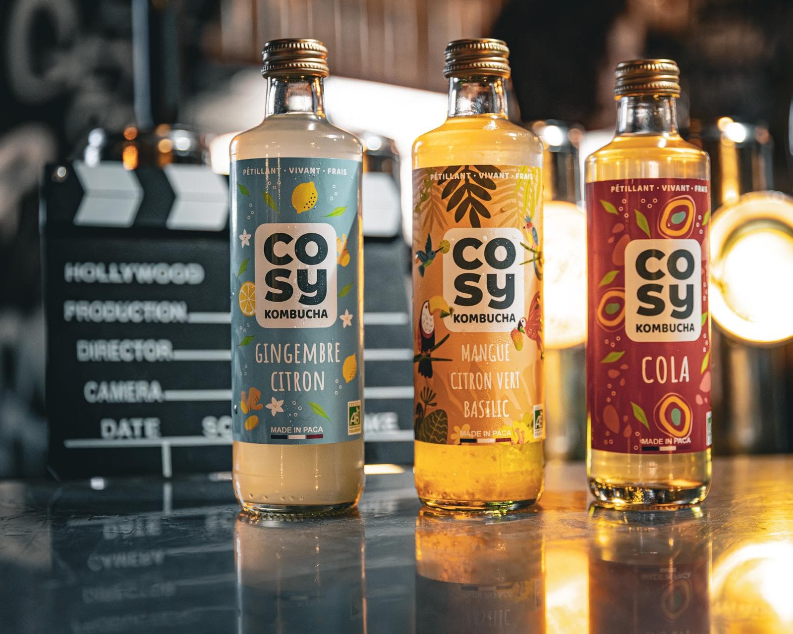Bouteilles Cosy Kombucha sur plateau avec clap de cinéma — placement produit régional et cinéma Cinémark Azur