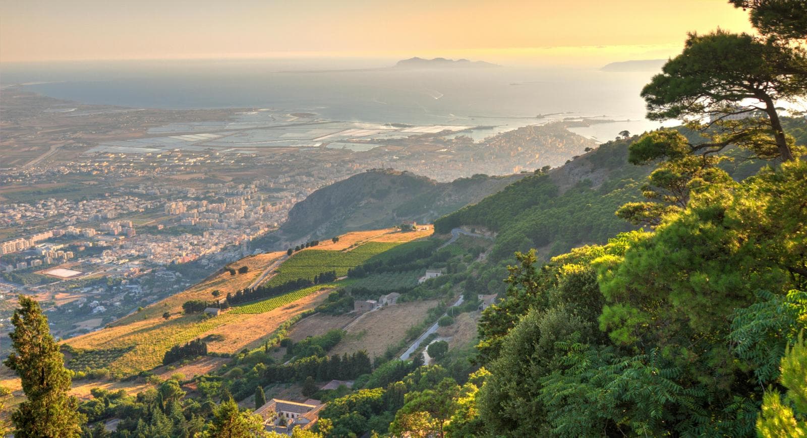 Vue panoramique sur la côte et les collines méditerranéennes — territoire d'intervention Cinémark