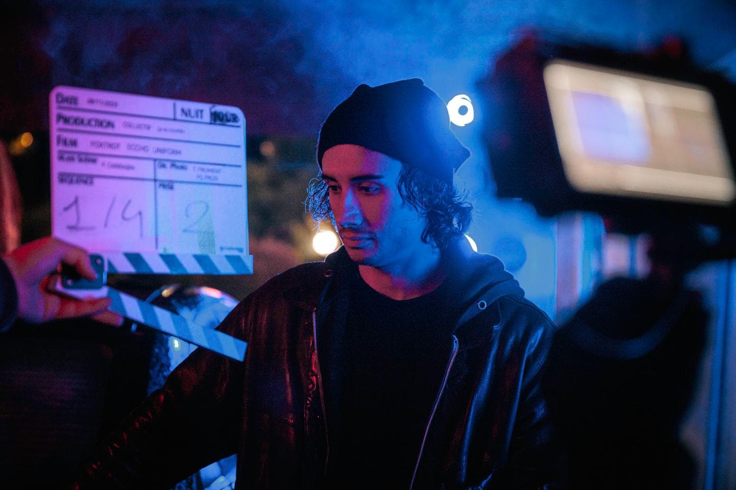 Plateau de tournage de nuit, clap et équipe — Cinémark accompagne les productions